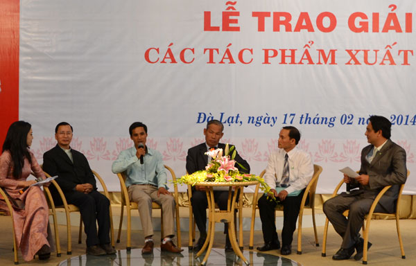 Các điển hình người tốt, việc tốt trong các tác phẩm đoạt giải cao (linh mục Nguyễn Hưng Lợi - Lâm Hà; Ha Lên - Lạc Dương; Hà Phước Toản - UVBTV, Trưởng Ban Dân vận Tỉnh ủy và tác giả Vương Thể Thao - Bảo Lâm) giao lưu với đại biểu dự lễ trao giải Cuộc thi viết “Gương người tốt, việc tốt Lâm Đồng năm 2013” - Ảnh: VB