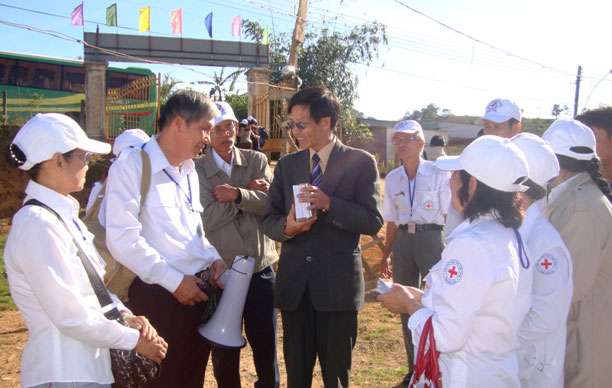 Thầy Nguyễn Mậu Pháp - Phó Hiệu trưởng Trường THPT Bán trú Lang Biang, Lạc Dương tặng sách cho đoàn từ thiện đến thăm trường