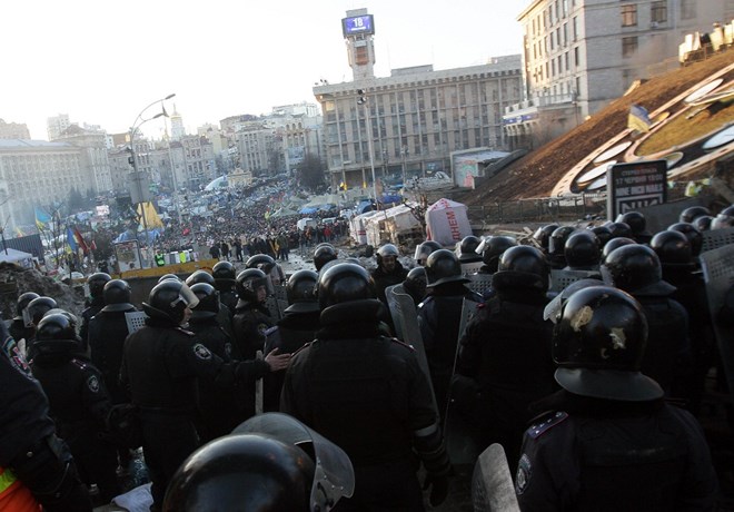 Cảnh sát Ukraine đụng độ với người biểu tình ngày 19/2 (Nguồn: AFP/TTXVN)