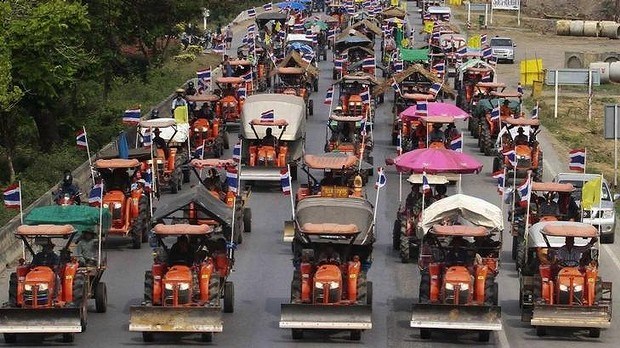 Nông dân Thái Lan đưa máy kéo hướng về thủ đô Bangkok. (Nguồn: Reuters)