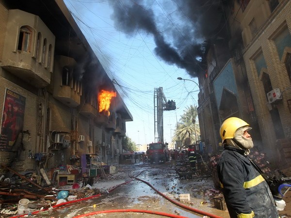 Hiện trường các vụ tấn công tại khu chợ Shorjah, thủ đô Baghdad của Iraq. (Nguồn: AFP/TTXVN)