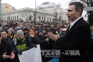 Chủ tịch Đảng UDAR đối lập của Ukraine Vitali Klitschko (phải) phát biểu trước những người ủng hộ bên ngoài tòa nhà Quốc hội Ukraine ở Kiev ngày 23/2. AFP/ TTXVN