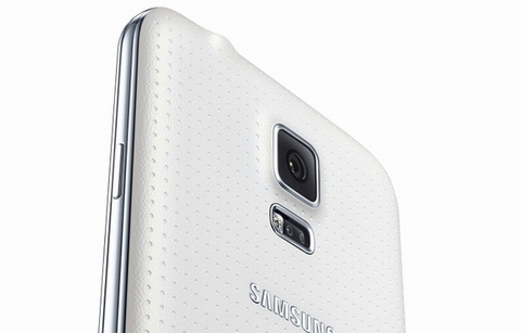 Mặt sau máy thể hiện thay đổi thiết kế rõ ràng nhất của Galaxy S5 so với S4.