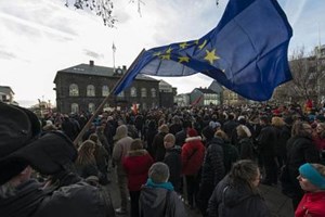 Người biểu tình tập trung bên ngoài tòa nhà Quốc hội Iceland. (Nguồn: AFP)