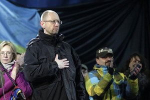 Thủ lĩnh biểu tình thân Liên minh châu Âu (EU) Arseniy Yatsenyuk tại quảng trường Độc lập ngày 26/2 (Nguồn: AP)