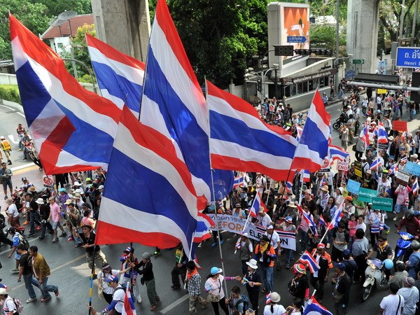 Hàng nghìn người biểu tình chống Chính phủ tuần hành trên các đường phố ở thủ đô Bangkok ngày 29/3. (Nguồn: THX/TTXVN)