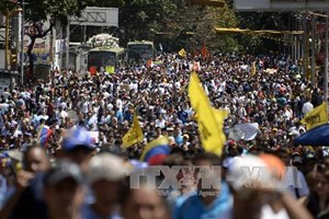 Hàng trăm người biểu tình phản đối chính phủ của Tổng thống Nicolas Maduro tại Caracas ngày 12/2. (Nguồn: AFP/TTXVN)