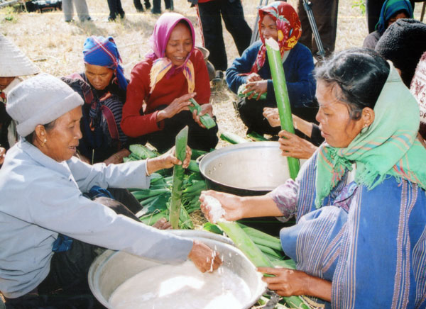 Gói bánh nếp và cơm lam chuẩn bị cho lễ hội Mơ nhum ha ma