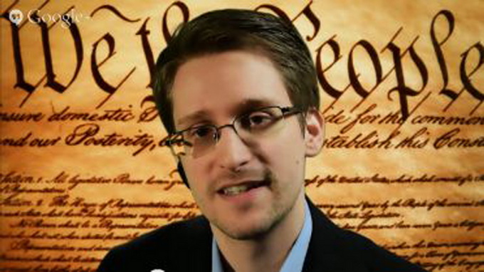 Snowden xuất hiện trên video được truyền trực tiếp qua Internet Ảnh: Reuters