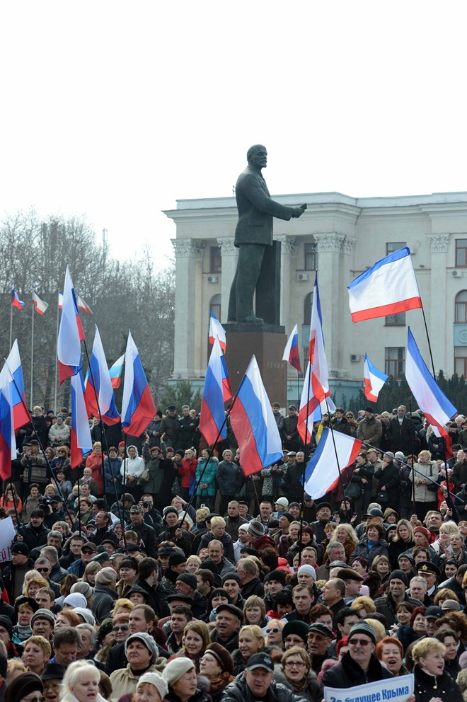 Người dân Ukraine tuần hành bày tỏ sự ủng hộ Nga tại Simferopol, thủ phủ Crimea ngày 9/3. (Ảnh: AFP/ TTXVN)