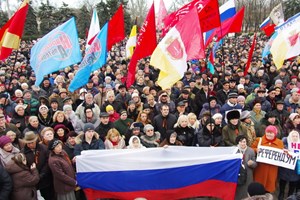 Người dân Ukraine tuần hành bày tỏ sự ủng hộ Nga tại thành phố Odessa ngày 9/3. (Ảnh: AFP/TTXVN)