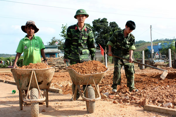 Đoàn Thanh niên LLVT tỉnh giúp san bạt nền nhà cho nhân dân