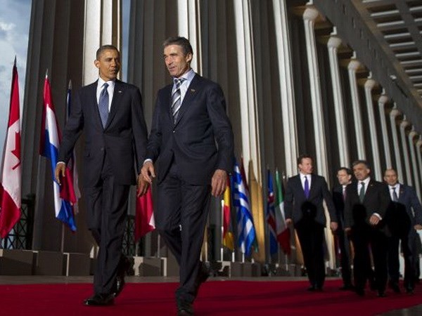 Tổng thống Mỹ Barack Obama đi cạnh Tổng Thư ký NATO Anders Rasmussen. (Ảnh: AFP)