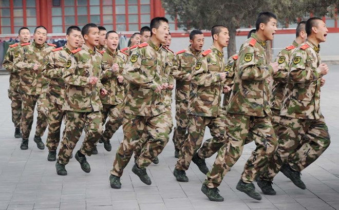 Binh sỹ Trung Quốc tập luyện bên ngoài một doanh trại ở Bắc Kinh. (Nguồn: AFP/Getty)