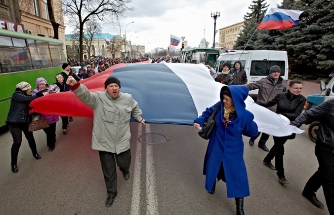 Người biểu tình ủng hộ Nga ở Kharkov. (Nguồn: EPA)