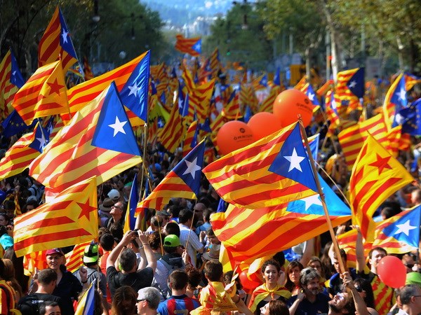 Những người ủng hộ độc lập cho vùng Catalonia tuần hành tại Barcelona hồi năm 2012. (Nguồn: AFP/TTXVN)