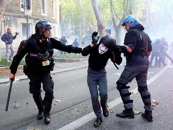 Một người biểu tình ở Rome bị cảnh sát bắt giữ. (Nguồn: Reuters)