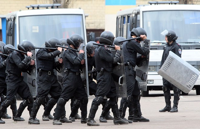 Cảnh sát chống bạo động Ukraine tại căn cứ ở thành phố miền đông Donetsk ngày 9/4. (Nguồn: AFP/TTXVN)