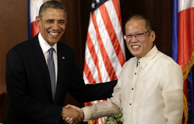 Tổng thống Barack Obama và Tổng thống Benigno Aquino bắt tay trong cuộc gặp ở Manila - Ảnh: Reuters 