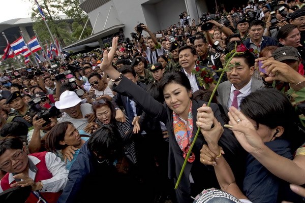 Thủ tướng Thái Lan Yingluck Shinawatra (giữa) vẫy chào người ủng hộ ở ngoại ô Bangkok ngày 7/5.(Nguồn: AFP/TTXVN)