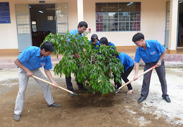 Đoàn viên thanh niên Trường THPT Lộc Phát tham gia trồng cây nhớ Bác 