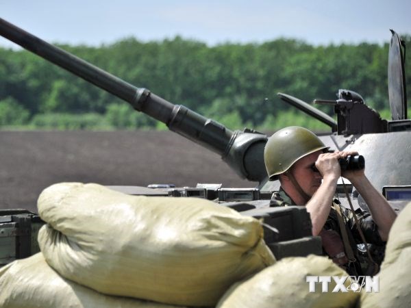 Binh sỹ Ukraine gác tại tuyến đường từ Izyum tới Slavyansk, miền đông Ukraine ngày 20/5. (Nguồn: AFP/TTXVN