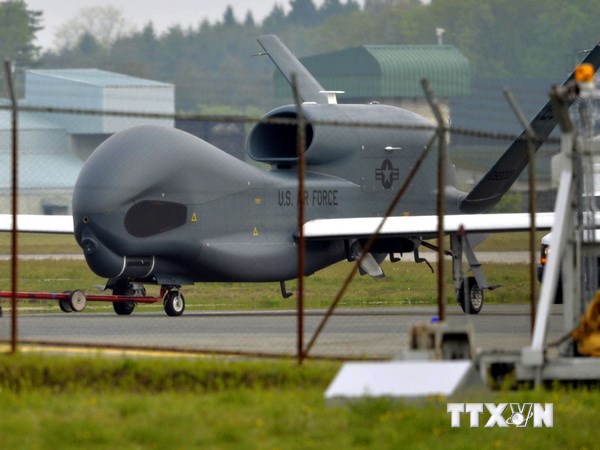 Máy bay do thám không người lái Global Hawk của Mỹ tới căn cứ không quân Misawa, miền bắc Nhật Bản. (Nguồn: Kyodo/TTXVN)