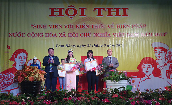 Hội thi "Sinh viên với kiến thức về Hiến pháp Nước Cộng hòa Xã hội Chủ nghĩa Việt Nam năm 2013"