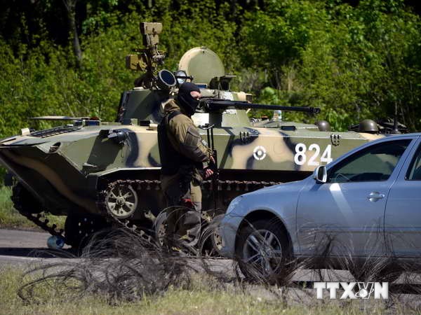 Binh sỹ Ukraine gác tại trạm kiểm soát gần thành phố Slavyansk. (Nguồn: AFP/TTXVN)