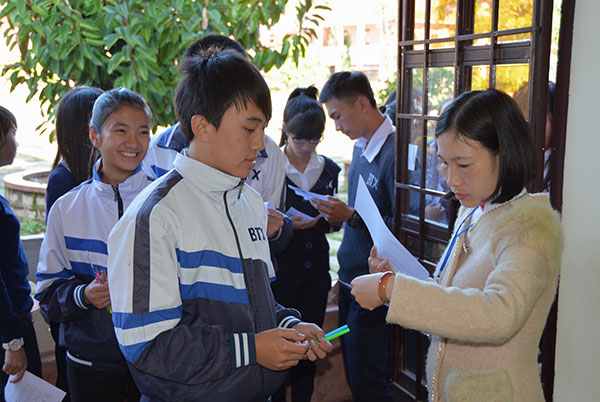 Làm thủ tục vào phòng thi