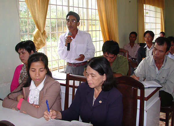 Cử tri xã Tà Nung phát biểu những ý kiến về ô nhiễm môi trường, an ninh trật tự tại Tà Nung