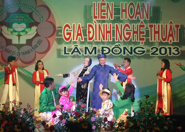 Vun đắp hạnh phúc bằng bữa cơm gia đình ấm áp tình yêu thương