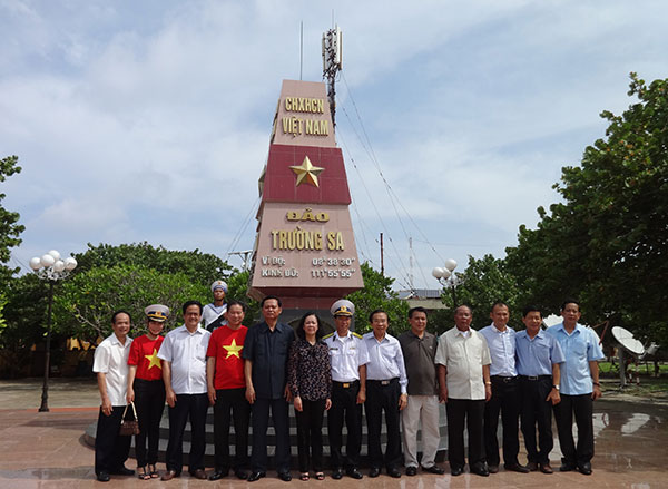 Đoàn Đại biểu Quốc hội đơn vị tỉnh Lâm Đồng thăm và tặng quà cho Trường Sa