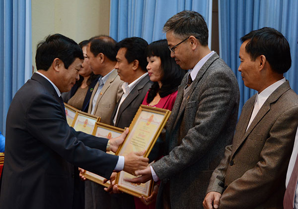 Đồng chí Đoàn Văn Việt - Phó Chủ tịch tỉnh tặng bằng khen của UBND tỉnh cho các tập thể