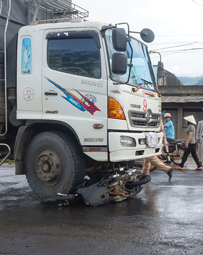 Di Linh: Xe tải tông xe máy, 1 người chết