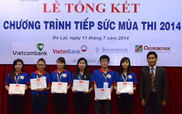 Trao giấy chứng nhận và giấy khen cho các tình nguyện viên Tiếp sức mùa thi 2014