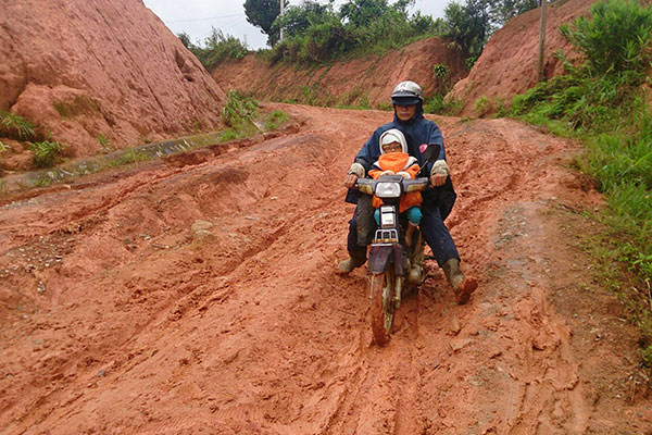 “Dốc Đỏ” là biệt danh mà người dân đặt cho đoạn dốc trên tuyến đường nối từ thôn 10 về trung tâm xã Lộc Nam (huyện Bảo Lâm). Vào mùa mưa, Dốc Đỏ bùn lầy và đi lại khó khăn