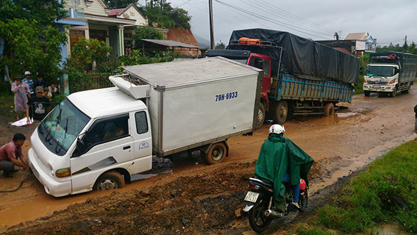  Hai xe tải bị lầy trên Quốc lộ 55 (đoạn qua thôn 9, xã Lộc Thành, huyện Bảo Lâm). Hiện tại, tuyến đường này xuống cấp nghiêm trọng