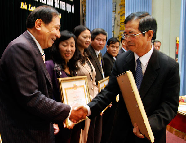 Đồng chí Hoàng Sĩ Sơn - Phó Bí thư Thường trực Tỉnh ủy tặng bằng khen cho các đảng viên hoàn thành xuất sắc nhiệm vụ