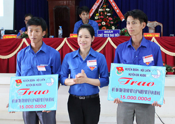 Bí thư Huyện Đoàn Đạ Huoai trao Quỹ Hỗ trợ thanh niên khởi nghiệp năm 2014