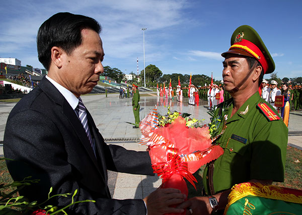 Đại diện lãnh đạo tỉnh trao cờ thi đua, tặng hoa cho các đoàn