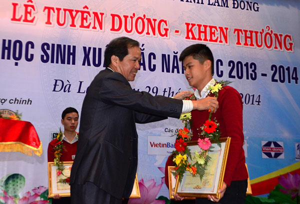 Tuyên dương - khen thưởng 90 học sinh xuất sắc năm học 2013 - 2014