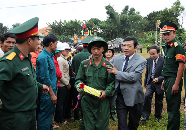 Đồng chí Đoàn Văn Việt - Ủy viên Ban Thường vụ Tỉnh ủy, Phó Chủ tịch UBND tỉnh Lâm Đồng động viên thanh niên trước khi lên đường