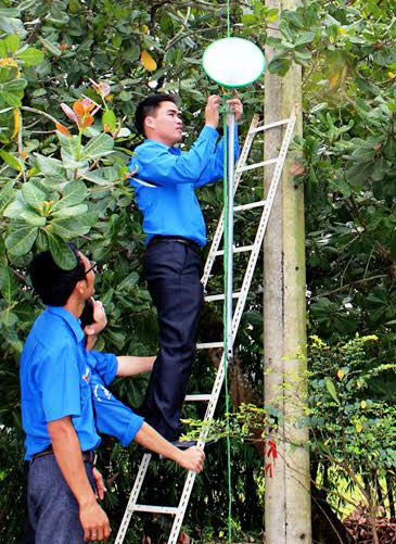 Thi công lắp đặt bóng đèn. Ảnh: PHÚC KHÁNH