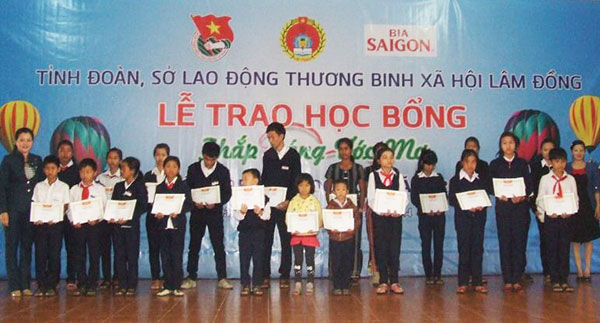 Trao học bổng "Thắp sáng ước mơ tuổi trẻ Lâm Đồng" cho 150 học sinh nghèo hiếu học