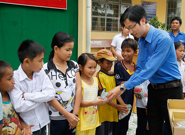 Chi đoàn Báo Lâm Đồng trao quà cho học sinh vùng sâu của huyện Đạ Huoai dịp Tết Trung thu 2014. Ảnh: PHAN NHÂN