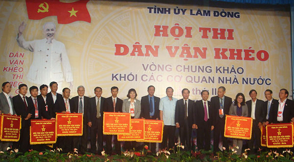 Đồng chí Hà Ngọc Anh - Phó Trưởng Ban Dân vận Trung ương cùng Ban tổ chức chụp ảnh lưu niệm với các đội đạt giải