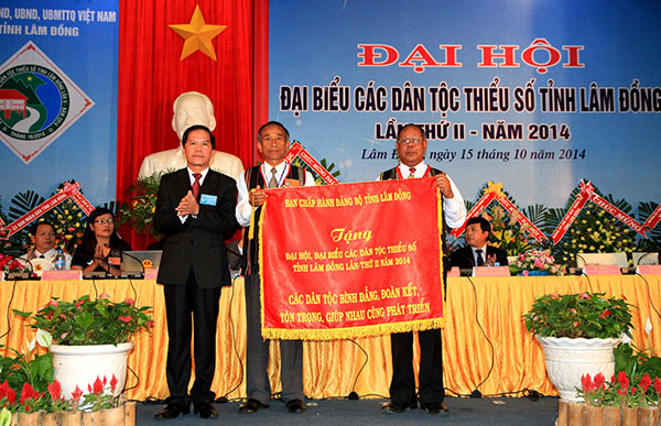 Thay mặt Ban Chấp hành Đảng bộ tỉnh Lâm Đồng, đồng chí Nguyễn Xuân Tiến - UVTƯ Đảng, Bí thư Tỉnh ủy, Chủ tịch UBND tỉnh trao bức trướng cho đại hội