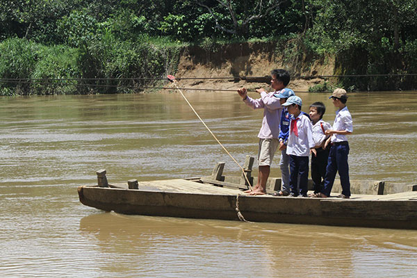 Bấp bênh đò ngang qua sông