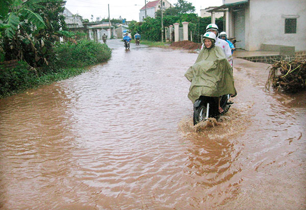 Mỗi khi mưa lớn, một đoạn đường Trần Nguyên Hãn bị biến thành “sông”